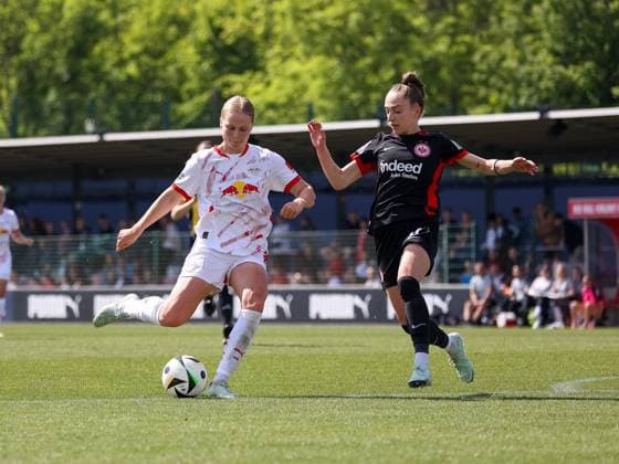 Emilia Asgeirsdottir RB Leipzig Women, 08 and Sophia Kleinherne Eintracht Frankfurt Women, 04 duel, duel, fight for the ball, RB Leipzig Women vs Eintracht Frankfurt Women, Football, 1 Womens Bundesliga, 22 Matchday, Season 2024 2025, 11 05 2025,¨ DFL REGULATES PROHIBIT ANY USE OF PHOTOGRAPHS AS IMAGE SEQUENCES AND OR QUASI VIDEO,¨ RB Leipzig Women vs Eintracht Frankfurt Women, Football, 1 Womens Bundesliga, Matchday 22, Season 2024 2025, 11 05 2025 Leipzig Copyright: xEibner-Pressefoto LauraxRoemerx EP_LRR