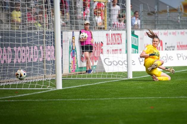 Soccer, Google Pixel Womens Bundesliga, 22 Matchday, 2024 2025, SC Freiburg vs Werder Bremen, 11 03 2025, Dreisamstadion, Freiburg, Larissa Mühlhaus Werder Bremen, 7 Goal, Goal celebration, Emotions, Goal kick, Joy, Cheering, Lena Nuding SC Freiburg, Women 1 Penalty, Freiburg Dreisamstadion Baden Württemberg Germany Copyright: xFINLEYxMÖRCHx