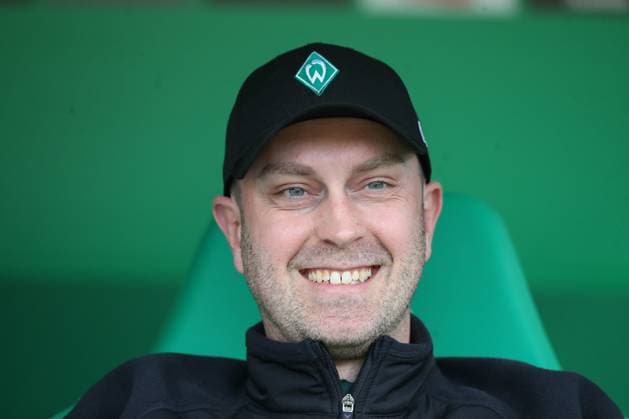 10 05 2025, xtgx, Soccer 1 Bundesliga, SV Werder Bremen RB Leipzig, v l Ole Werner Bremen, Trainer Portrait, Portraet, Einzelbild lacht, lächeln, positiv, zufrieden DFL DFB REGULATIONS PROHIBIT ANY USE OF PHOTOGRAPHS as IMAGE SEQUENCES and or QUASI VIDEO Bremen