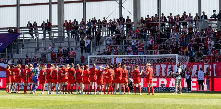 The Munich women celebrate in front of the fan curve after the end of the match FC Bayern Muenchen Frauen vs SGS Essen 1968, Football, Google Pixel Frauen Bundesliga, 22 Spieltag, Saison 2024 2025, 11 05 2025 DFL DFB REGULATIONS PROHIBIT ANY USE OF PHOTOGRAPHS as IMAGE SEQUENCES and or QUASI VIDEO FC Bayern Muenchen Frauen vs SGS Essen 1968, Football, Google Pixel Frauen Bundesliga, 22 Spieltag, Saison 2024 2025, 11 05 2025 Muenchen Copyright: xEibner-Pressefoto HeikexFeinerx EP_HFR