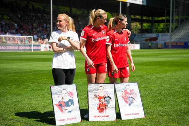 Soccer, Google Pixel Womens Bundesliga, 22 Matchday, 2024 2025, SC Freiburg vs Werder Bremen, 11 03 2025, Dreisamstadion, Freiburg, Jochen Saier Board of Directors Sports , Birgit Bauer Schick, Farewell, Honor, Annie Karich SC Freiburg, Women 6 Eileen Campbell SC Freiburg, Women 10 Theresa Merk SC Freiburg,Women Coach Freiburg Dreisamstadion Baden Württemberg Germany Copyright: xFINLEYxMÖRCHx