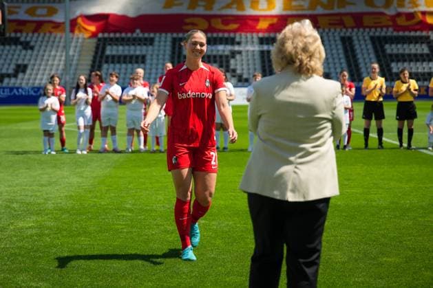 Football, Google Pixel Womens Bundesliga, 22 Matchday, 2024 2025, SC Freiburg vs Werder Bremen, 11 03 2025, Dreisamstadion, Freiburg, Jochen Saier Board of Directors Sports , Birgit Bauer Schick, Farewell, Honoring, Samantha Steuerwald SC Freiburg, Women 21 Freiburg Dreisamstadion Baden Württemberg Germany Copyright: xFINLEYxMÖRCHx