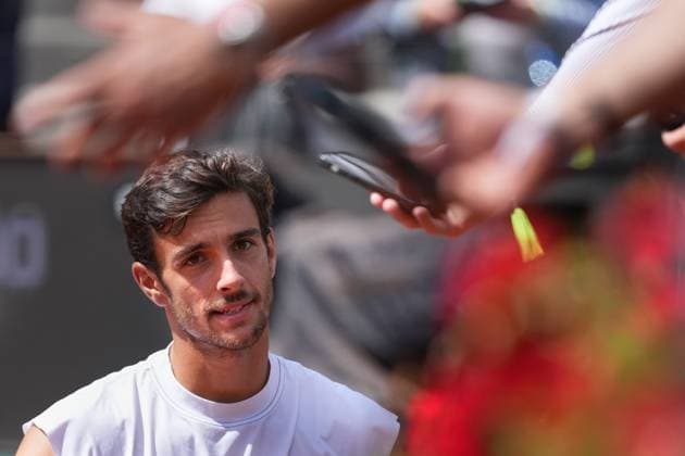 Lorenzo Musetti of Italy signs the autographs after the match against Brandon Nakashima of United States of America at the Internazionali BNL d Italia 2025 tennis tournament at Foro Italico in Rome, Italy on may 11, 2025. AntoniettaxBaldassarre