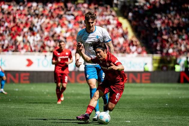 Daisuke Yokota 1 FC Kaiserslautern, 41 wird unsaft gestoppt, GER, 1 FC Kaiserslautern vs SV Darmstadt 98, Fussball 2 Bundesliga, 33 Spieltag, Saison 2024 2025, 11 05 2025 DFL DFB regulations prohibit any use of photographs as image sequences and or quasi video GER, 1 FC Kaiserslautern vs SV Darmstadt 98, Fussball 2 Bundesliga, 33 Spieltag, Saison 2024 2025, 11 05 2025, Kaiserslautern Copyright: xEibner-Pressefoto StefanxMayerx EP_SMR