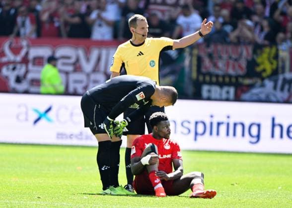 Soccer 2 Bundesliga Season 2024 25 1 FC Kaiserslautern 11 05 2025 Fritz Walter Stadion 1 FC Kaiserslautern fck SV Darmstadt 98 da 2 1 Ragnar ACHE 1 FC Kaiserslautern , on the ground, goalkeeper Marcel SCHUHEN SV Darmstadt 98 , left, referee Dr Robin BRAUN 1 FC Kaiserslautern