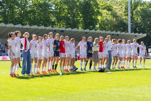 Google Pixel Frauen Bundesliga 1 FC Köln 1 FFC Turbine Potsdam, 11 05 2025 The team celebrates with the fans after the match Google Pixel Frauen Bundesliga, 1 FC Köln 1 FFC Turbine Potsdam, 22 Spieltag, am 11 05 2025, Franz Kremer Stadion, Köln DFB regulations prohibit any use of photographs as image sequences and or quasi video Copyright: xBEAUTIFULxSPORTS Meuselx