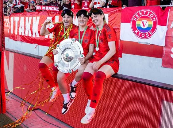 Glodis Perla Viggosdottir FC Bayern Muenchen Frauen, 4 , Georgia Stanway FC Bayern Muenchen Frauen, 31 and Sarah Zadrazil FC Bayern Muenchen Frauen, 25 with the championship trophy in front of the fan curve FC Bayern Muenchen Frauen vs SGS Essen 1968, Football, Google Pixel Frauen Bundesliga, 22 Matchday, Season 2024 2025, 11 05 2025 DFL DFB REGULATIONS PROHIBIT ANY USE OF PHOTOGRAPHS as IMAGE SEQUENCES and or QUASI VIDEO FC Bayern Muenchen Frauen vs SGS Essen 1968, Football, Google Pixel Frauen Bundesliga, 22 Matchday, Season 2024 2025, 11 05 2025 Muenchen Copyright: xEibner-Pressefoto HeikexFeinerx EP_HFR
