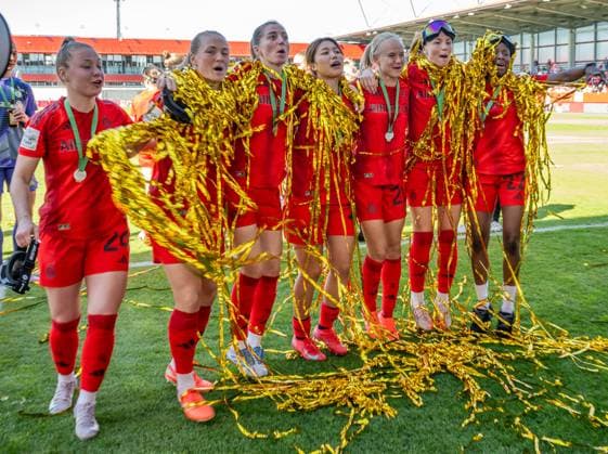 Weronika Zawistowska FC Bayern Muenchen Frauen, 24 , Magdalena Eriksson FC Bayern Muenchen Frauen, 5 , Linda Sembrant FC Bayern Muenchen Frauen, 2 , Momoko Tanikawa FC Bayern Muenchen Frauen, 18 , Pernille Harder FC Bayern Muenchen Frauen, 21 , Glodis Perla Viggosdottir FC Bayern Muenchen Frauen, 4 and Magou Doucoure FC Bayern Muenchen Frauen, 22 celebrate the championship in front of the fan curve FC Bayern Muenchen Frauen vs SGS Essen 1968, Football, Google Pixel Frauen Bundesliga, 22 Spieltag, Saison 2024 2025, 11 05 2025 DFL DFB REGULATIONS PROHIBIT ANY USE OF PHOTOGRAPHS as IMAGE SEQUENCES and or QUASI VIDEO FC Bayern Muenchen Frauen vs SGS Essen 1968, Football, Google Pixel Frauen Bundesliga, 22 Spieltag, Saison 2024 2025, 11 05 2025 Muenchen Copyright: xEibner-Pressefoto HeikexFeinerx EP_HFR