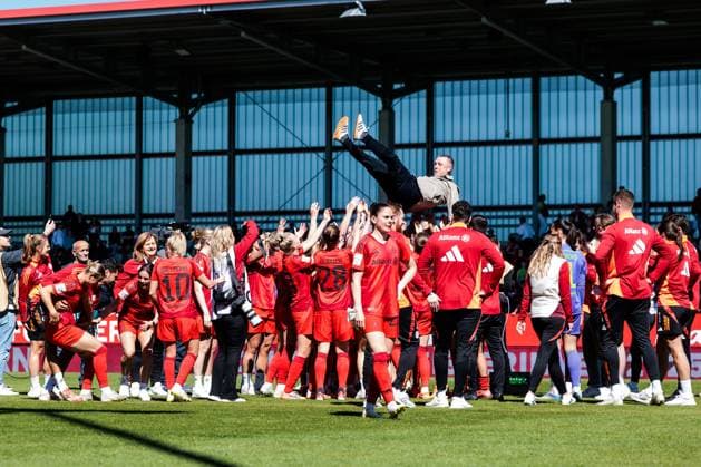 Google Pixel Womens Bundesliga, FC Bayern Munich SGS Essen 11 05 2025 FC Bayern Munich players throw Alexander Straus FC Bayern Munich, coach in the air Google Pixel Womens Bundesliga, FC Bayern Munich SGS Essen, Munich, FC Bayern Campus on 11 05 2025 Copyright: xBEAUTIFULxSPORTS Wunderlx