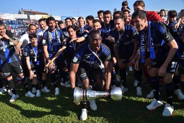 Bilder des Jahres 2025, Sport 05 Mai Sport Themen der Woche KW19 Sport Bilder des Tages Idrissa Toure (Pisa) and Players of Pisa celebrate during Pisa SC celebration for promotion to Italian Serie A, Other in Pisa, Italy, May 10 2025  Copyright: xGabrielexMasotti IPAxSportx xipa-agency.netx xx IPA_57518210 IPA_Agency_IPA57518210