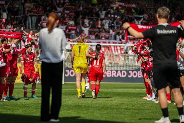 Google Pixel Womens Bundesliga SC Freiburg vs SV Werder Bremen, 11 05 2025 The last run to the fan block for Lena Nuding SC Freiburg 1 and Hasret Kayikçi SC Freiburg 11 Google Pixel Womens Bundesliga SC Freiburg vs SV Werder Bremen, Dreisamstadion, Sunday 11 05 2025 DFB DFL REGULATIONS PROHIBIT ANY USE OF PHOTOGRAPHS AS IMAGE SEQUENCES AND OR QUASI VIDEO Copyright: xBEAUTIFULxSPORTS Boscox