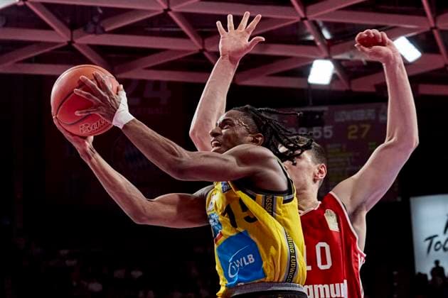 Sport Themen der Woche KW19 Sport Bilder des Tages Deutsche Basketball Bundesliga (BBL), FC Bayern München Basketball vs MHP RIESEN Ludwigsburg, München FC Bayern Basketball, Ludwigsburg MHP RIESEN, 2025-05-11 in München (BMW Park) MANJON Ezra (MHP RIESEN Ludwigsburg LUD15 Point Guard), KHARCHENKOV Ivan (FC Bayern Basketball FCBB10 Shooting Guard) sportworld München BMW Park Bayern Deutschland *** German Basketball Bundesliga BBL , FC Bayern Munich Basketball vs MHP RIESEN Ludwigsburg, Munich FC Bayern Basketball, Ludwigsburg MHP RIESEN, 2025 05 11 in Munich BMW Park MANJON Ezra MHP RIESEN Ludwigsburg LUD15 Point Guard , KHARCHENKOV Ivan FC Bayern Basketball FCBB10 Shooting Guard sportworld Munich BMW Park Bayern Germany