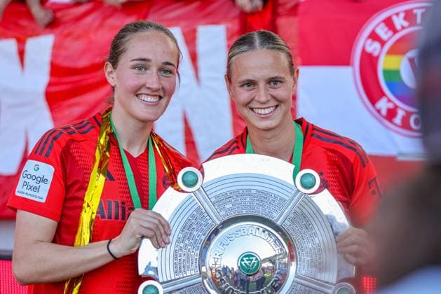 GER, Munich, FC Bayern München vs SGS Essen, Google Pixel Frauen Bundesliga, Fußball, DFB, Spielzeit 2024 2025, FC Bayern Campus, 22 Spieltag, im Bild v l Sydney Lohmann FC Bayern München 12 und Klara Bühl FC Bayern München 17 feiern die Meisterschaft DFB DFL REGULATIONS PROHIBIT ANY USE OF PHOTOGRAPHS AS IMAGE SEQUENCES AND OR QUASI VIDEO, 11 05 2025, Copyright: HMBxMedia HendrikxHamelau