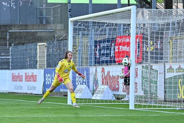 Livia Peng SV Werder Bremen, 01 looks after the ball GER, SC Freiburg SV Werder Bremen, Women Football, Google Pixel Women Bundesliga, 22 Matchday, Season 2024 2025, 11 05 2025 DFB REGULATIONS PROHIBIT ANY USE OF PHOTOGRAPHS AS IMAGE SEQUENCES AND OR QUASI VIDEO GER, SC Freiburg SV Werder Bremen, Women Football, Google Pixel Women Bundesliga, 22 Matchday, Season 2024 2025, 11 05 2025 Freiburg Copyright: xEibner-Pressefoto ThomasxHessx EP_THS