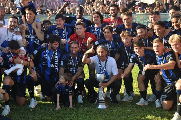 Players of Pisa celebrate and Head coach of Pisa Filippo Inzaghi celebrate during Pisa SC celebration for promotion to Italian Serie A, Other in Pisa, Italy, May 10 2025  Copyright: xGabrielexMasotti IPAxSportx xipa-agency.netx xx IPA_57518214 IPA_Agency_IPA57518214