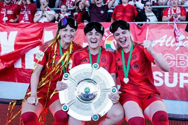 Google Pixel Womens Bundesliga, FC Bayern Munich SGS Essen 11 05 2025 Glodis Perla Viggosdottir FC Bayern Munich, 4 , Georgia Stanway FC Bayern Munich, 31 , Sarah Zadrazil FC Bayern Munich, 25 pose with bowl Google Pixel Womens Bundesliga, FC Bayern Munich SGS Essen, Munich, FC Bayern Campus on 11 05 2025 Copyright: xBEAUTIFULxSPORTS Wunderlx