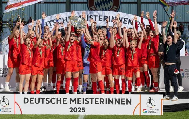 The Munich women celebrate the championship with the championship trophy FC Bayern Muenchen Frauen vs SGS Essen 1968, Football, Google Pixel Frauen Bundesliga, 22 Spieltag, Saison 2024 2025, 11 05 2025 DFL DFB REGULATIONS PROHIBIT ANY USE OF PHOTOGRAPHS as IMAGE SEQUENCES and or QUASI VIDEO FC Bayern Muenchen Frauen vs SGS Essen 1968, Football, Google Pixel Frauen Bundesliga, 22 Spieltag, Saison 2024 2025, 11 05 2025 Muenchen Copyright: xEibner-Pressefoto HeikexFeinerx EP_HFR