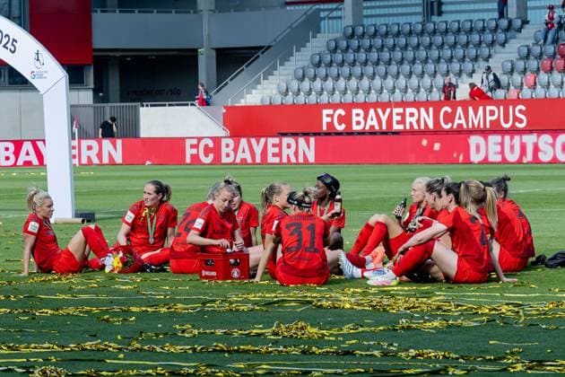 The Munich women celebrate the championship sitting on the grass FC Bayern Muenchen Women vs SGS Essen 1968, Football, Google Pixel Women Bundesliga, 22 Matchday, Season 2024 2025, 11 05 2025 DFL DFB REGULATIONS PROHIBIT ANY USE OF PHOTOGRAPHS as IMAGE SEQUENCES and or QUASI VIDEO FC Bayern Muenchen Women vs SGS Essen 1968, Football, Google Pixel Women Bundesliga, 22 Matchday, Season 2024 2025, 11 05 2025 Muenchen Copyright: xEibner-Pressefoto HeikexFeinerx EP_HFR
