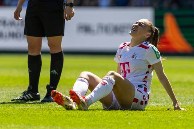 Google Pixel Frauen Bundesliga 1 FC Köln 1 FFC Turbine Potsdam, 11 05 2025 Alena Bienz 1 FC Köln, 11 mit Schmerzen am Boden Google Pixel Frauen Bundesliga, 1 FC Köln 1 FFC Turbine Potsdam, 22 Spieltag, am 11 05 2025, Franz Kremer Stadion, Köln DFB regulations prohibit any use of photographs as image sequences and or quasi video Copyright: xBEAUTIFULxSPORTS Meuselx