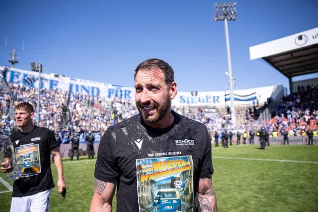 11.05.2025, Fussball, 3. Liga, 37. Spieltag Saison 2024 2025, SpVgg Unterhaching - DSC Arminia Bielefeld, Trainer Mitch Kniat (Arminia Bielefeld) nach einer Bierdusche, xRHR-FOTO TKx *** 11 05 2025, Soccer, 3 Liga, 37 Matchday Season 2024 2025, SpVgg Unterhaching DSC Arminia Bielefeld, Coach Mitch Kniat Arminia Bielefeld after a beer shower, xRHR PHOTO TKx Copyright: RHR-FOTOx RHR-FOTO TK