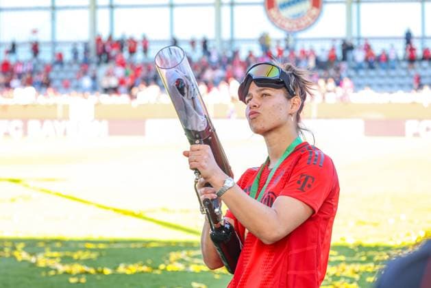 GER, Munich, FC Bayern München vs SGS Essen, Google Pixel Frauen Bundesliga, Fußball, DFB, Spielzeit 2024 2025, FC Bayern Campus, 22 Spieltag, im Bild Lena Oberdorf erfreut die Fans mti der T Shirt Kanone DFB DFL REGULATIONS PROHIBIT ANY USE OF PHOTOGRAPHS AS IMAGE SEQUENCES AND OR QUASI VIDEO, 11 05 2025, Copyright: HMBxMedia HendrikxHamelau