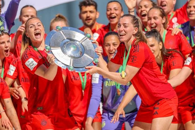 GER, Munich, FC Bayern München vs SGS Essen, Google Pixel Frauen Bundesliga, Football, DFB, Spielzeit 2024 2025, FC Bayern Campus, 22 Spieltag, im Bild Spielerinnen von FC Bayern München feiern mit der Meisterschale die Deutsche Meisterschaft 24 25 DFB DFL REGULATIONS PROHIBIT ANY USE OF PHOTOGRAPHS AS IMAGE SEQUENCES AND OR QUASI VIDEO, 11 05 2025, Copyright: HMBxMedia HendrikxHamelau
