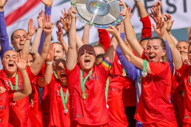 GER, Munich, FC Bayern München vs SGS Essen, Google Pixel Frauen Bundesliga, Football, DFB, Spielzeit 2024 2025, FC Bayern Campus, 22 Spieltag, im Bild Spielerinnen von FC Bayern München feiern mit der Meisterschale die Deutsche Meisterschaft 24 25 DFB DFL REGULATIONS PROHIBIT ANY USE OF PHOTOGRAPHS AS IMAGE SEQUENCES AND OR QUASI VIDEO, 11 05 2025, Copyright: HMBxMedia HendrikxHamelau