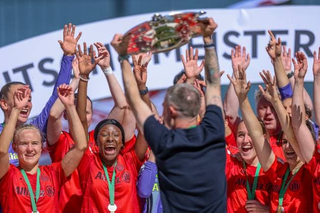 GER, Munich, FC Bayern München vs SGS Essen, Google Pixel Frauen Bundesliga, Football, DFB, Spielzeit 2024 2025, FC Bayern Campus, 22 Spieltag, im Bild Spielerinnen von FC Bayern München feiern mit der Meisterschale die Deutsche Meisterschaft 24 25 DFB DFL REGULATIONS PROHIBIT ANY USE OF PHOTOGRAPHS AS IMAGE SEQUENCES AND OR QUASI VIDEO, 11 05 2025, Copyright: HMBxMedia HendrikxHamelau