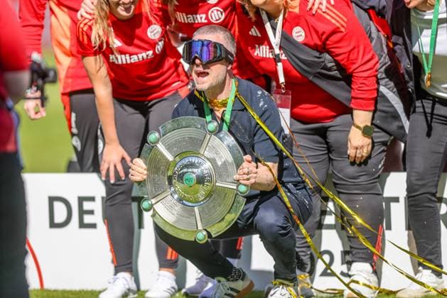 GER, Munich, FC Bayern Munich vs SGS Essen, Google Pixel Womens Bundesliga, Football, DFB, Season 2024 2025, FC Bayern Campus, 22 Matchday, in the picture players of FC Bayern Munich celebrate the German Championship 24 25 with the championship trophy, with Alexander Straus Coach FC Bayern Munich DFB DFL REGULATIONS PROHIBIT ANY USE OF PHOTOGRAPHS AS IMAGE SEQUENCES AND OR QUASI VIDEO, 11 05 2025, Copyright: HMBxMedia HendrikxHamelau