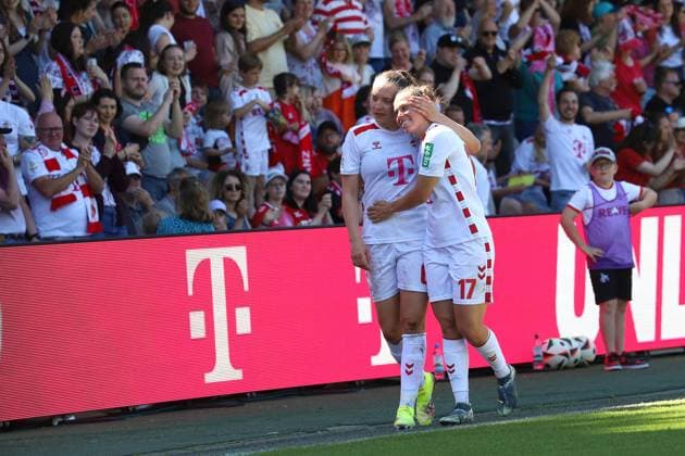 11 05 2025, xsscx, Frauen Fußball, 1 FC Köln Turbine Potsdam, 1 Fußball Bundesliga, 22 Spieltag, Franz Kremer Stadion, Saison 2024 2025 Nicole Billa 1 FC Köln 17 und Lotta Cordes 1 FC Köln 6 bei einer Ehrenrunde nach ihrem letzten Spiel für den 1 FC Köln DFB regulations prohibit any use of photographs as image sequences and or quasi video Nordrhein Westfalen Germany