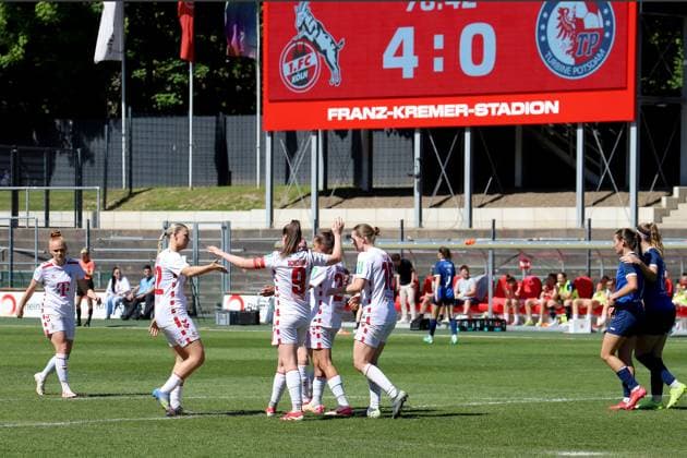 11 05 2025, xsscx, women soccer, 1 FC Köln Turbine Potsdam, 1 Fußball Bundesliga, 22 Spieltag, Franz Kremer Stadion, Saison 2024 2025 Die Spielerinnen des 1 FC Köln feiern das 4 0 von Taylor Marie Ziemer 1 FC Köln 18 DFB regulations prohibit any use of photographs as image sequences and or quasi video Nordrhein Westfalen Germany