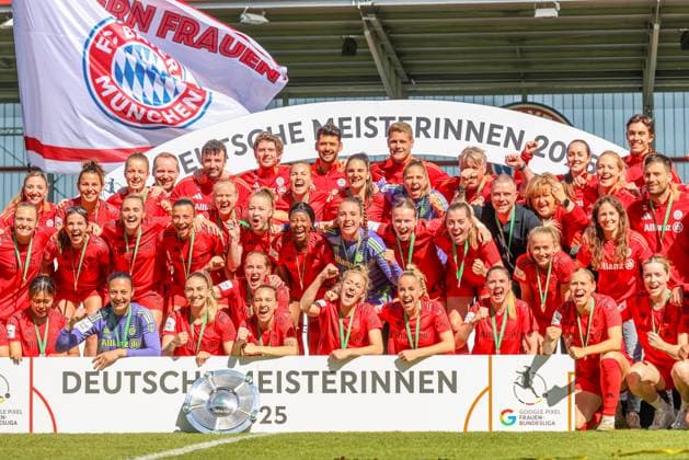 GER, Munich, FC Bayern München vs SGS Essen, Google Pixel Frauen Bundesliga, Football, DFB, Spielzeit 2024 2025, FC Bayern Campus, 22 Spieltag, im Bild Spielerinnen von FC Bayern München feiern mit der Meisterschale die Deutsche Meisterschaft 24 25 DFB DFL REGULATIONS PROHIBIT ANY USE OF PHOTOGRAPHS AS IMAGE SEQUENCES AND OR QUASI VIDEO, 11 05 2025, Copyright: HMBxMedia HendrikxHamelau