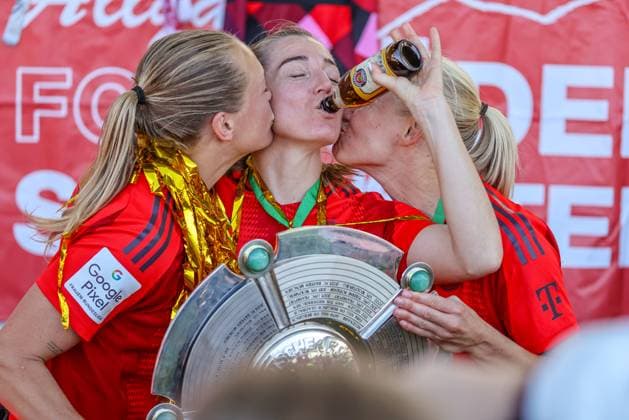 GER, Munich, FC Bayern München vs SGS Essen, Google Pixel Frauen Bundesliga, Football, DFB, Spielzeit 2024 2025, FC Bayern Campus, 22 Spieltag, im Bild Spielerinnen von FC Bayern München feiern mit der Meisterschale die Deutsche Meisterschaft 24 25 DFB DFL REGULATIONS PROHIBIT ANY USE OF PHOTOGRAPHS AS IMAGE SEQUENCES AND OR QUASI VIDEO, 11 05 2025, Copyright: HMBxMedia HendrikxHamelau