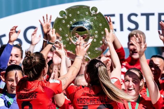 Google Pixel Womens Bundesliga, FC Bayern Munich SGS Essen 11 05 2025 Lena Oberdorf FC Bayern Munich, 8 and Katharina Naschenweng FC Bayern Munich, 19 hold up the bowl, reflection, mirroring Google Pixel Womens Bundesliga, FC Bayern Munich SGS Essen, Munich, FC Bayern Campus on 11 05 2025 Copyright: xBEAUTIFULxSPORTS Wunderlx