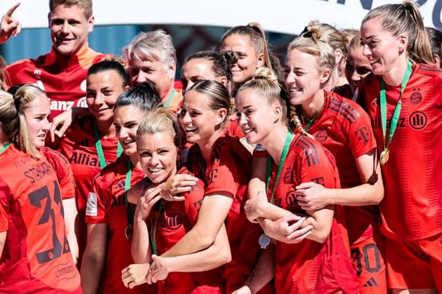Google Pixel Womens Bundesliga, FC Bayern Munich SGS Essen 11 05 2025 Linda Dallmann FC Bayern Munich, 10 , Klara Bühl FC Bayern Munich, 17 , Giulia Gwinn FC Bayern, 7 and Carolin Simon FC Bayern Munich, 30 embrace, German champions 2024 25 Google Pixel Womens Bundesliga, FC Bayern Munich SGS Essen, Munich, FC Bayern Campus on 11 05 2025 Copyright: xBEAUTIFULxSPORTS Wunderlx