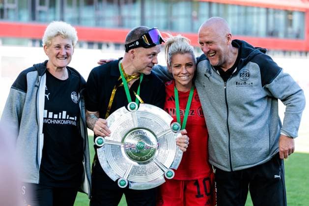Google Pixel Womens Bundesliga, FC Bayern Munich SGS Essen 11 05 2025 Kirsten Schlosser Co Coach SGS Essen , Alexander Straus FC Bayern Munich, Coach , Linda Dallmann FC Bayern Munich, 10 and Markus Högner SGS Essen, Coach pose with the bowl Google Pixel Womens Bundesliga, FC Bayern Munich SGS Essen, Munich, FC Bayern Campus on 11 05 2025 Copyright: xBEAUTIFULxSPORTS Wunderlx