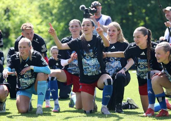 11 05 2025, xcex, GER, Hamburg, Volksparkstadion Platz 6, Frauenfussball, 2 Frauen Bundesliga, Saison 2024 2025, Spieltag 25, HSV Frauen, Hamburger SV Frauen SC Freiburg II, 1 Liga, Bundesliga, die Spielerinnen des HSV feiern den Aufstieg in die Google Pixel Frauen Bundesliga, Vildan Kardesler HSV DFL regulations prohibit any use of photographs as image sequences and or quasi video