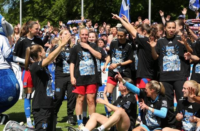 11 05 2025, xcex, GER, Hamburg, Volksparkstadion Platz 6, Frauenfussball, 2 Frauen Bundesliga, Saison 2024 2025, Spieltag 25, HSV Frauen, Hamburger SV Frauen SC Freiburg II, 1 Liga, Bundesliga, die Spielerinnen des HSV feiern den Aufstieg in die Google Pixel Frauen Bundesliga, Sarah Stoeckmann HSV wird von den Mannschaftskolleginnen gefeiert DFL regulations prohibit any use of photographs as image sequences and or quasi video