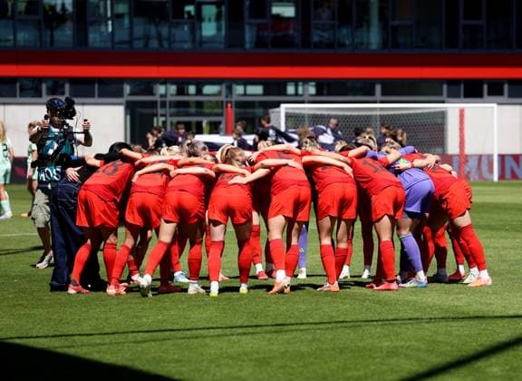 Football, Women, Google Pixel Womens Bundesliga, 22 Matchday, Season 2024 2025, FC Bayern Munich SGS Essen, Campus The FC Bayern Munich Womens team standing together in a circle before kick-off