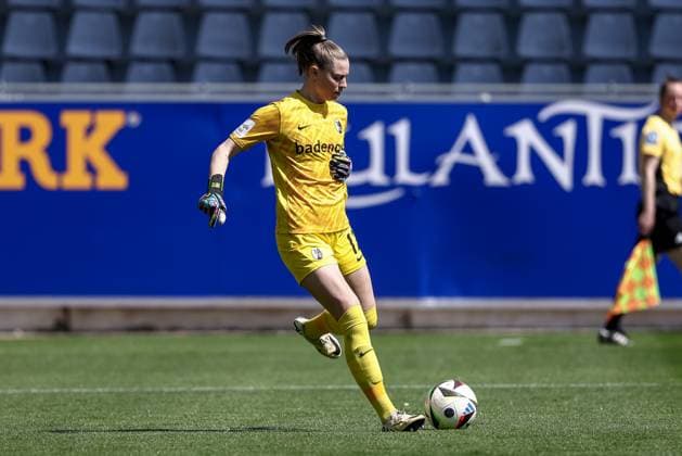 Rafaela Borggräfe goalkeeper, goalkeeper, SC Freiburg, 12 on the ball, cropped image, single image, full body, action, action, game scene, THE DFB REGULATIONS PROHIBIT ANY USE OF PHOTOGRAPHS AS IMAGE SEQUENCES AND OR QUASI VIDEO , 11 05 2025, Freiburg Germany , Football, Google Pixel Womens Bundesliga, SC Freiburg SV Werder Bremen xobx