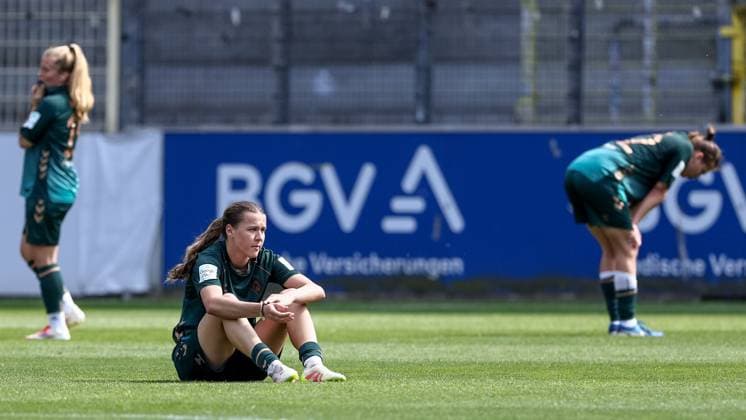 from left Ricarda Walkling SV Werder Bremen, 13 , Larissa Mühlhaus SV Werder Bremen, 7 and Rieke Dieckmann SV Werder Bremen, 22 disappointed about the defeat, disappointment after the final whistle, final whistle, highlight, loser, lost, frustration, pessimistic,, THE DFB REGULATIONS PROHIBIT ANY USE OF PHOTOGRAPHS AS IMAGE SEQUENCES AND OR QUASI VIDEO , 11 05 2025, Freiburg Germany , Football, Google Pixel Womens Bundesliga, SC Freiburg SV Werder Bremen xobx