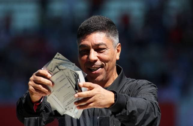 Football, Women, Google Pixel Womens Bundesliga, 22 Matchday, Season 2024 2025, FC Bayern Munich SGS Essen, Campus Giovane Elber, Head, Portrait with numerous lots in hand