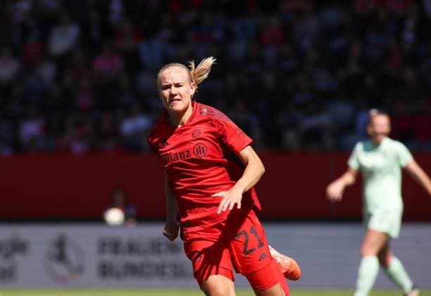 Football, Women, Google Pixel Womens Bundesliga, 22 Matchday, Season 2024 2025, FC Bayern Munich SGS Essen, Campus Pernille Harder FC Bayern Munich running, Head, Upper body