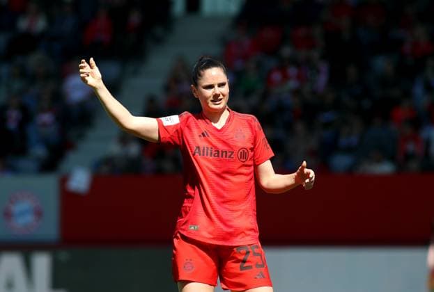 Football, Women, Google Pixel Womens Bundesliga, 22 Matchday, Season 2024 2025, FC Bayern Munich SGS Essen, Campus Sarah Zadrazil FC Bayern Munich raises right arm, head, upper body
