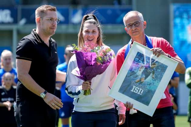 Isabella Hartig TSG, 13, center at her farewell at the end of her career, Farewell to the club, Action, Action, 11 05 2025, Sinsheim Hoffenheim Germany , Soccer, Google Pixel Women Bundesliga, TSG 1899 Hoffenheim FC Carl Zeiss Jena, DFB DFL REGULATIONS PROHIBIT ANY USE OF PHOTOGRAPHS AS IMAGE SEQUENCES AND OR QUASI VIDEO xozx