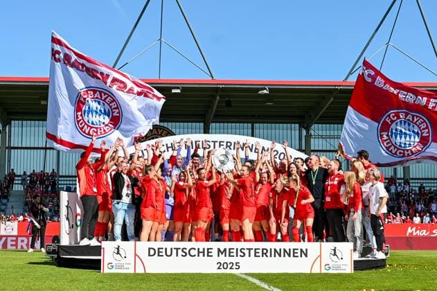 Soccer I Women I Season 2024 2025 I Bundesliga I 22 Matchday I FC Bayern Munich SGS Essen I 11 05 2025 The women of FC Bayern Munich celebrate the 3rd championship in a row, together with the entire staff they stand on the podium under the triumphal arch and hold up the championship trophy Munich Ingolstädter Straße 272 Bavaria Germany Copyright: xLobeca InesxHähnelx