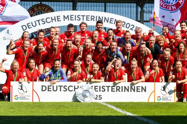 Soccer I Women I Season 2024 2025 I Bundesliga I 22 Matchday I FC Bayern Munich SGS Essen I 11 05 2025 Celebrating winning the championship, the women of FC Bayern Munich celebrate the championship trophy under the triumphal arch and raise their winning fists in the air Munich Ingolstädter Straße 272 Bavaria Germany Copyright: xLobeca InesxHähnelx