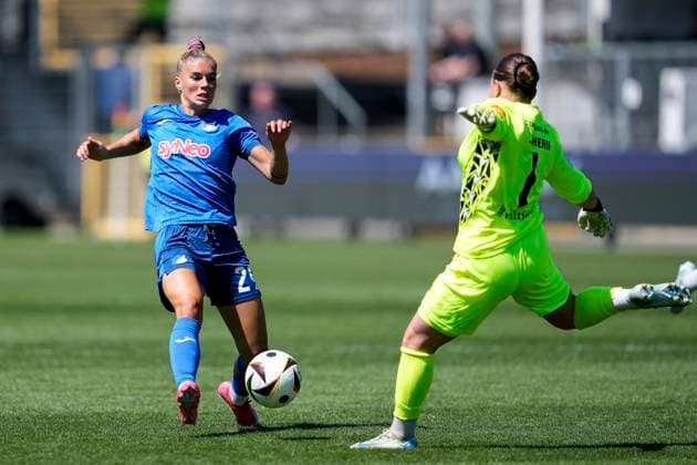 v li Selina Cerci TSG, 29 , Mariella El Sherif Goalkeeper, Goalkeeper, Jena, 1 , duel, duel scene, duel, tackle, tackling, dynamics, action, action, 11 05 2025, Sinsheim Hoffenheim Germany , Football, Google Pixel Women Bundesliga, TSG 1899 Hoffenheim FC Carl Zeiss Jena, DFB DFL REGULATIONS PROHIBIT ANY USE OF PHOTOGRAPHS AS IMAGE SEQUENCES AND OR QUASI VIDEO xozx
