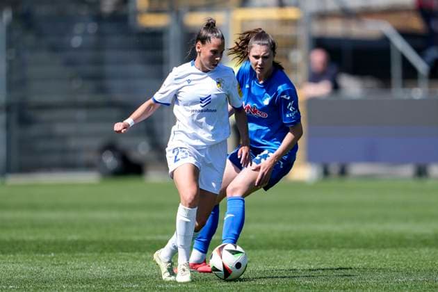 v li Noemi Gentile Jena, 25 , Chiara Hahn TSG, 23 , duel, duel, tackle, tackling, dynamics, action, action, 11 05 2025, Sinsheim Hoffenheim Germany , Football, Google Pixel Women Bundesliga, TSG 1899 Hoffenheim FC Carl Zeiss Jena, DFB DFL REGULATIONS PROHIBIT ANY USE OF PHOTOGRAPHS AS IMAGE SEQUENCES AND OR QUASI VIDEO xozx