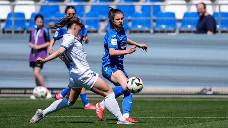 v li Felicia Sträßer Strässer, Jena, 8 , Chiara Hahn TSG, 23 , duel, duel scene, duel, tackle, tackling, dynamics, action, 11 05 2025, Sinsheim Hoffenheim Germany , Football, Google Pixel Women Bundesliga, TSG 1899 Hoffenheim FC Carl Zeiss Jena, DFB DFL REGULATIONS PROHIBIT ANY USE OF PHOTOGRAPHS AS IMAGE SEQUENCES AND OR QUASI VIDEO xozx